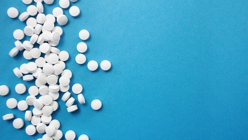 Diversos comprimidos brancos de medicamentos para ereção