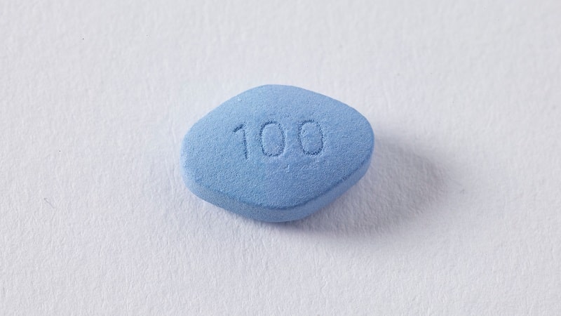 Uma pílula azul de viagra ao centro: a Omens te ensina como comprar de forma segura