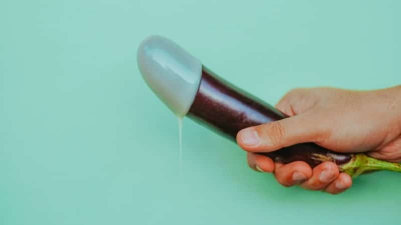 Uma berinjela coberta em líquido esbranquiçado: a glande sensível pode ser uma das causas da ejaculação precoce