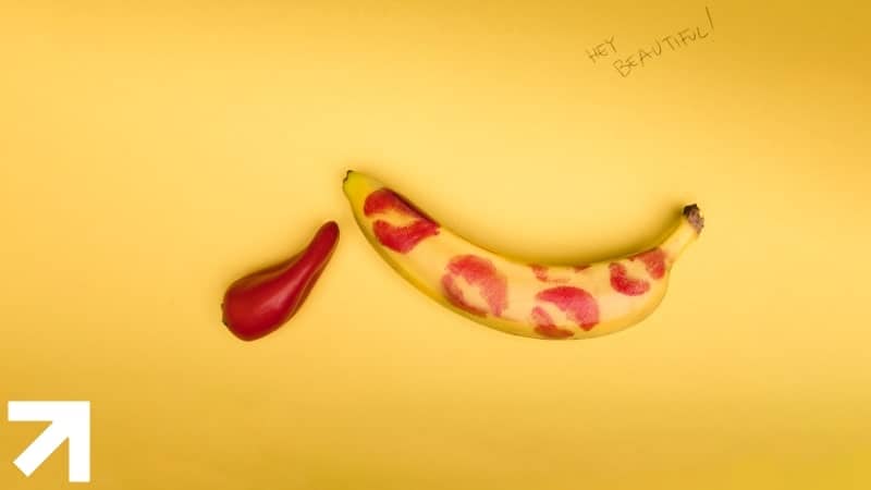 pimenta e banana com marcas de batom sugerindo sexo oral