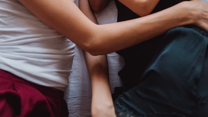 Duas pessoas abraçadas na cama: o sexo faz bem para a saúde, sim