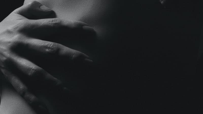 cena erótica de uma mão pressionando a pele, uma alteração no hormônio masculino pode afetar vários aspectos