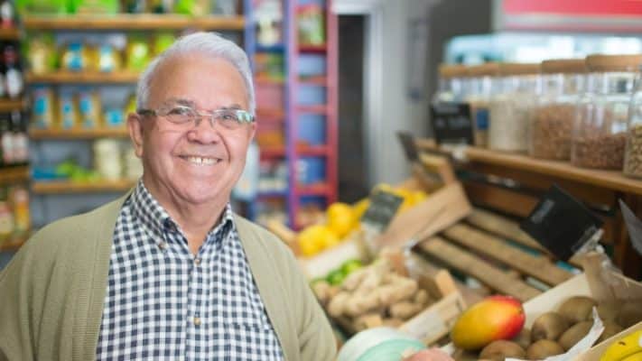 senhor feliz por superar a queda de cabelo