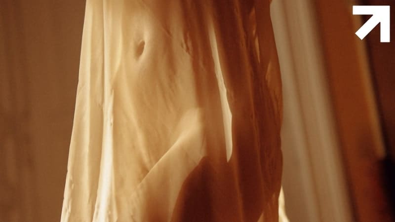 corpo sensual escondido por um véu, o sexo lento pode focar nos detalhes
