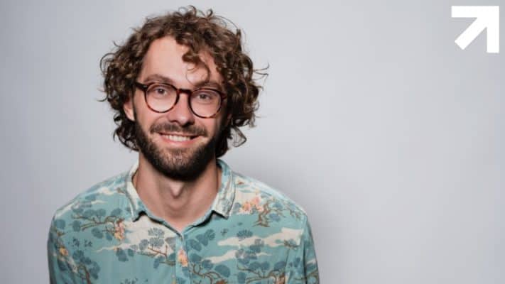 homem sorrindo com cabelo ralo e encaracolado, de fios bem finos