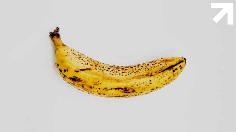 casca de banana madura representando a pele do prepúcio