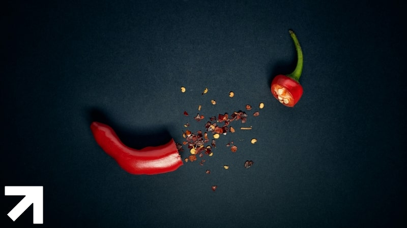 uma pimenta espalhando suas sementes simulando a ardência ou dor ao ejacular
