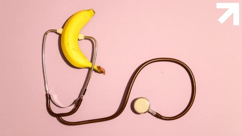 estetoscópio em torno de uma banana