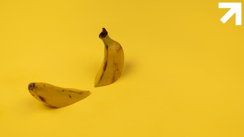uma banana parcialmente cortada representando uma fratura de pênis