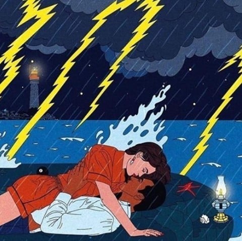casal se abraça deitados em alto mar na chuva