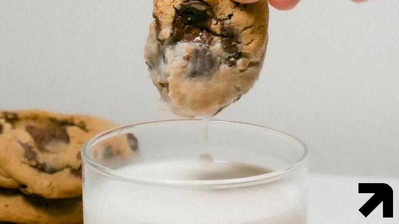 biscoito sendo molhado em um copo com leite, uma brincadeira a ejaculação precoce