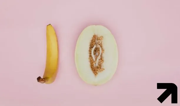 banana ao lado de um melão cortado ao meio comparando tamanhos de pênis e da vulva