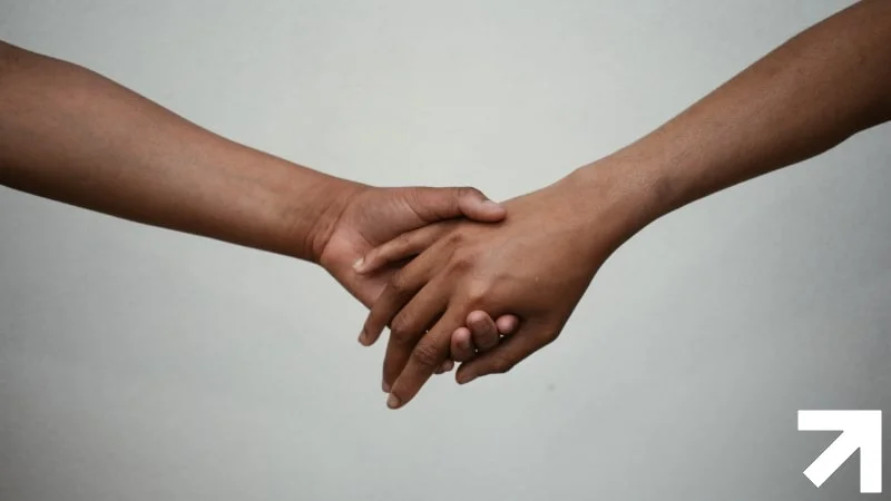 duas mãos diferentes se segurando, demostrando apoio ao marido ou companheiro