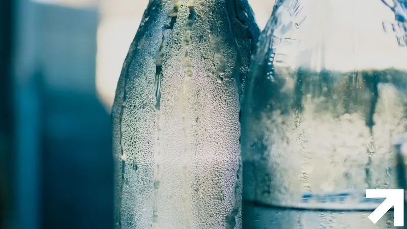 garrafa de água suada por fora