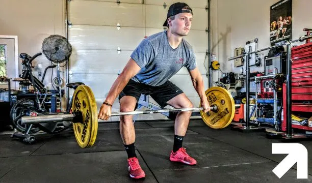 garoto treinando na academia para fortalecer a musculatura da cintura