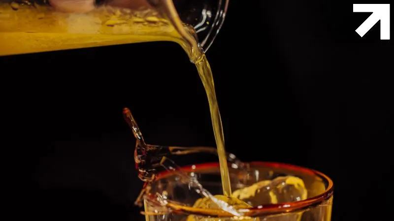 líquido amarelo despejando em um copo, semelhante ao urinar