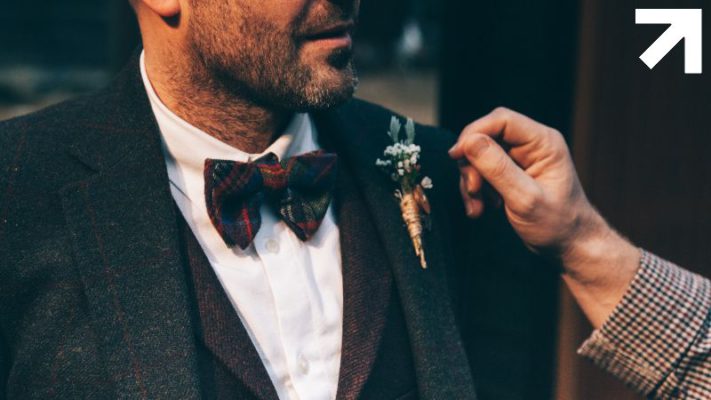 homem de terno possivelmente com foliculite na barba do pescoço