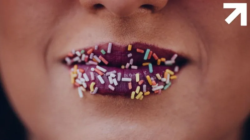 lábios com doces granulados imitando os sintomas de herpes labial