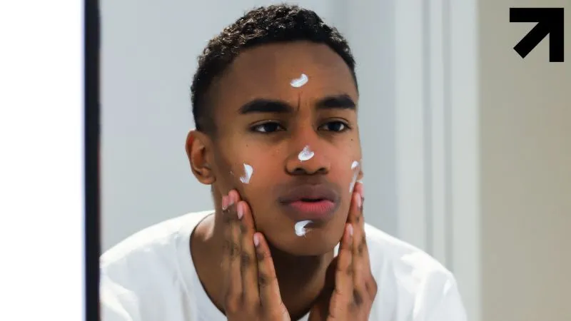 homem aplicando no rosto tratamento para diferentes tipos de acne