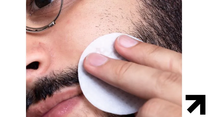 homem passando no rosto minoxidil para crescer barba