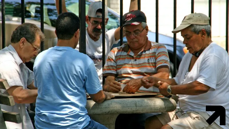 homens sentados em uma praça apresentando diferentes tipos de calvície