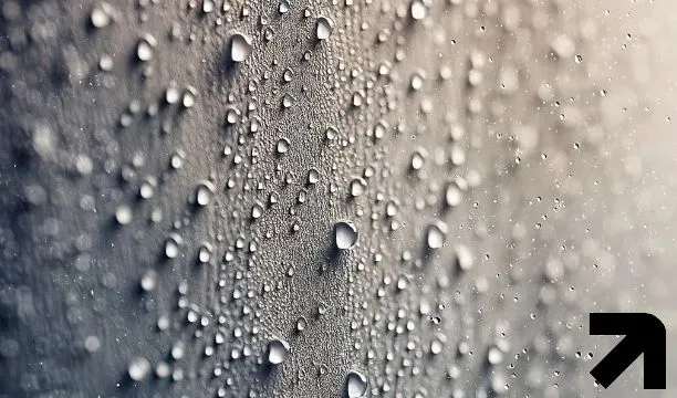 parede molhada com água ilustrando um suor excessivo