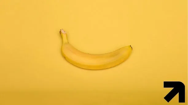 uma banana num fundo amarelo parecendo um pênis harmonizado