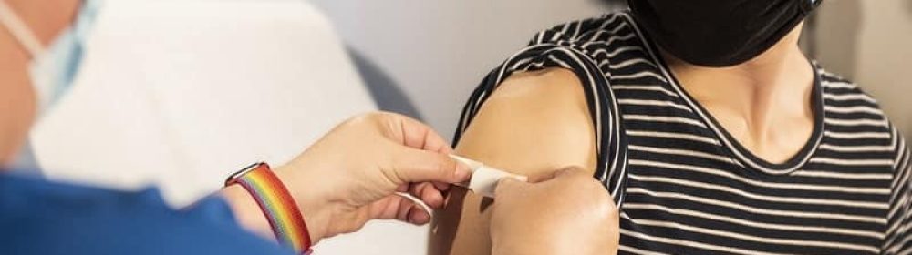Profissional da saúde aplicando a PrEP com cabotegravir em um paciente