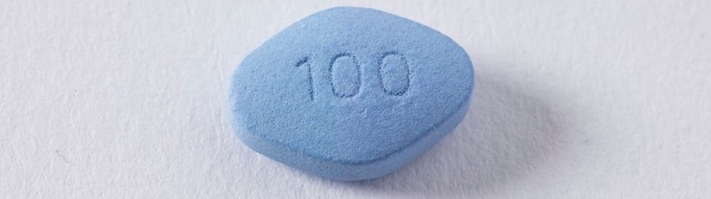 Uma pílula azul de viagra ao centro: a Omens te ensina como comprar de forma segura