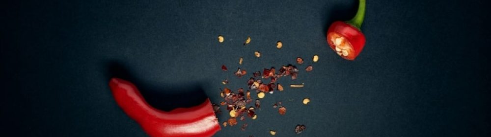 uma pimenta espalhando suas sementes simulando a ardência ou dor ao ejacular