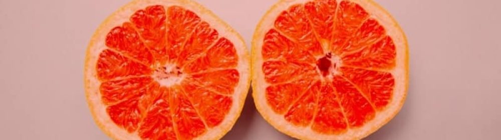 duas metades de uma laranja com um orifício no meio, representando o reto, que é onde fica o ponto g do homem