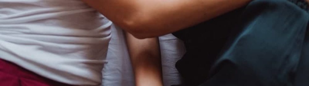 Duas pessoas abraçadas na cama: o sexo faz bem para a saúde, sim