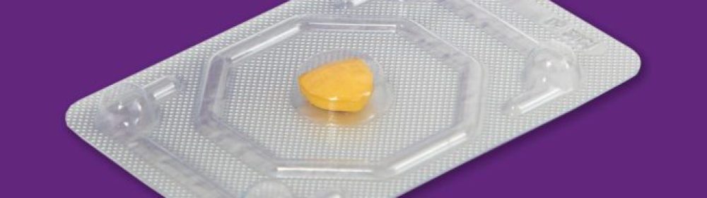 O objetivo da Omens é dar dicas sobre o que é o tadalafila e para que ele serve . A imagem mostra uma pílula amarela na sua embalagem em um fundo roxo.