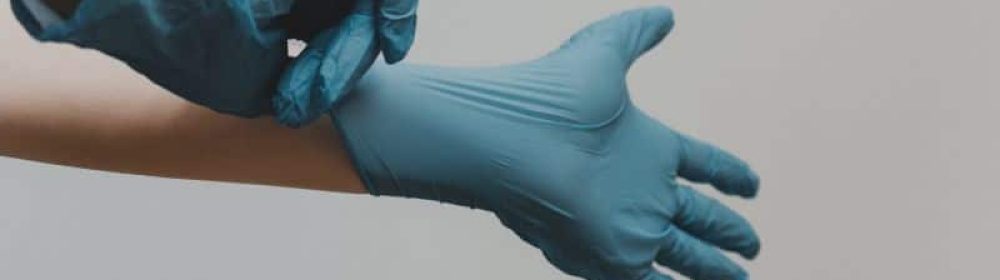 médico especializado em urologia colocando as luvas
